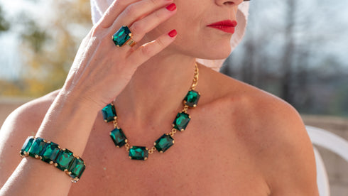ADDICTED2 - Anello CELESTE con cristallo verde smeraldo